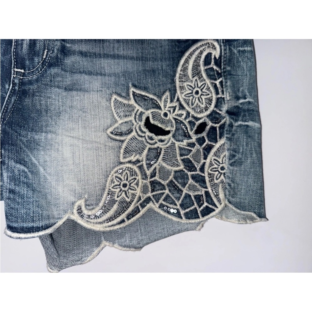 Miss Me Embroidered Jean Denim Shorts Lace & Sequined Scalloped Hem 28 Short - Picture 4 of 9